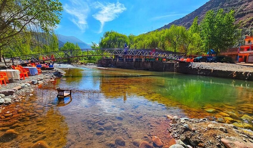 Vallée de l’Ourika au pied du Haut Atlas avec rivière et montagnes en arrière-plan
