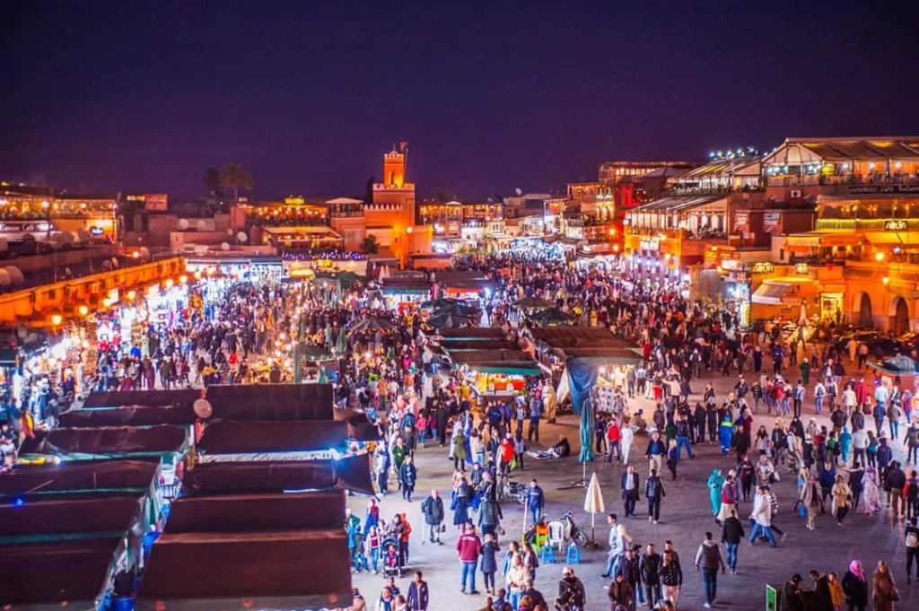 Admirer la ville depuis la place Jemaa el-Fna