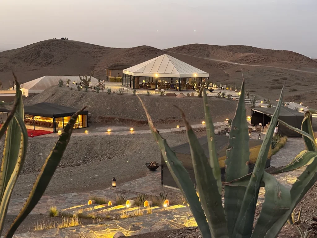 Petites tentes dans le désert d’Agafay, Maroc