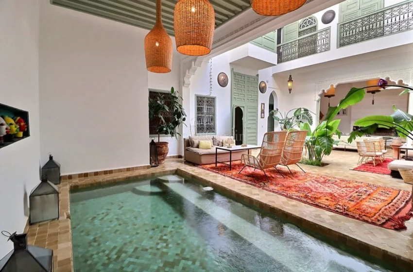 Piscine intérieure du Riad Danka dans la médina de Marrakech