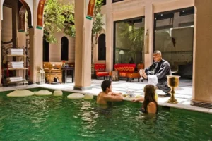 Piscine du Riad Dar Anika entourée de zelliges à Marrakech